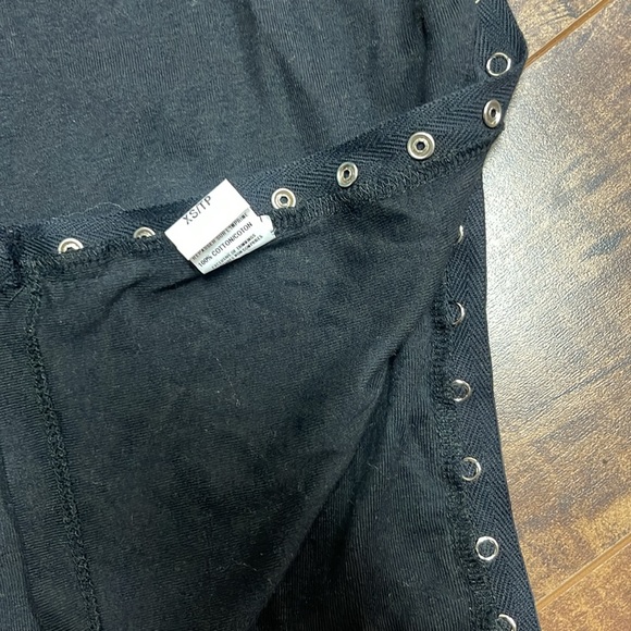 Black Snap up top - Picture 3 of 4